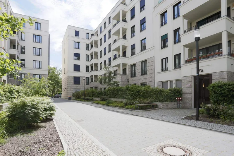 Befristet für 2 Jahre: Moderne 3-Zimmer-Wohnung mit Masterbad und Balkon in Kreuzberg — photo 1